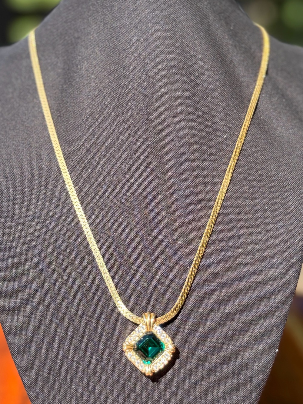 Vintage Avon Emerald 90’s Gold-toned necklace.